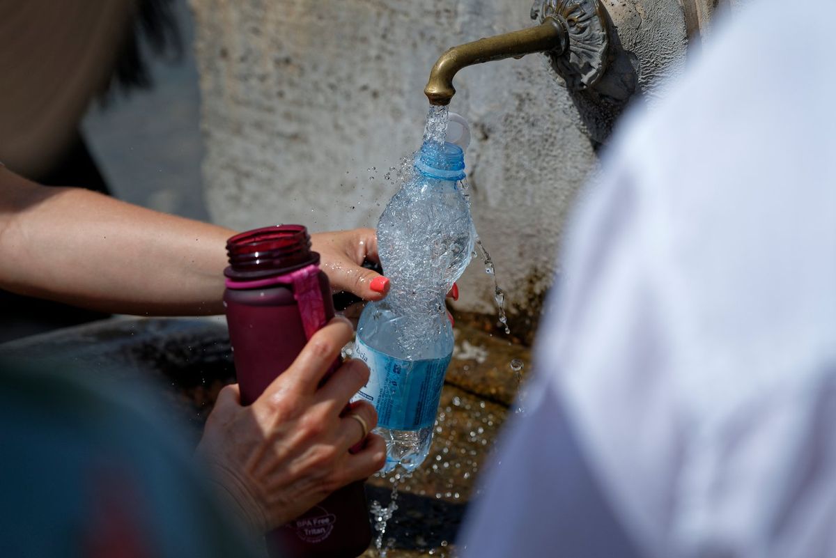 Experts warn against drinking from plastic water bottles