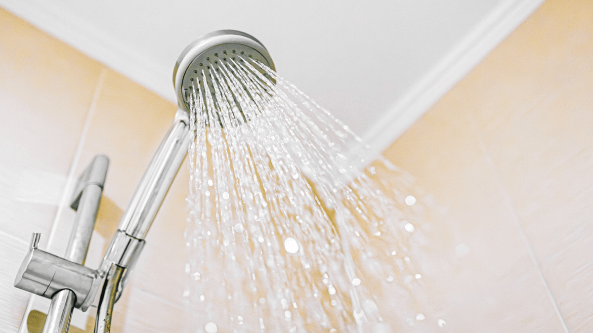 UK heatwave prompts doctor to reveal why you shouldn't have cold shower before bed