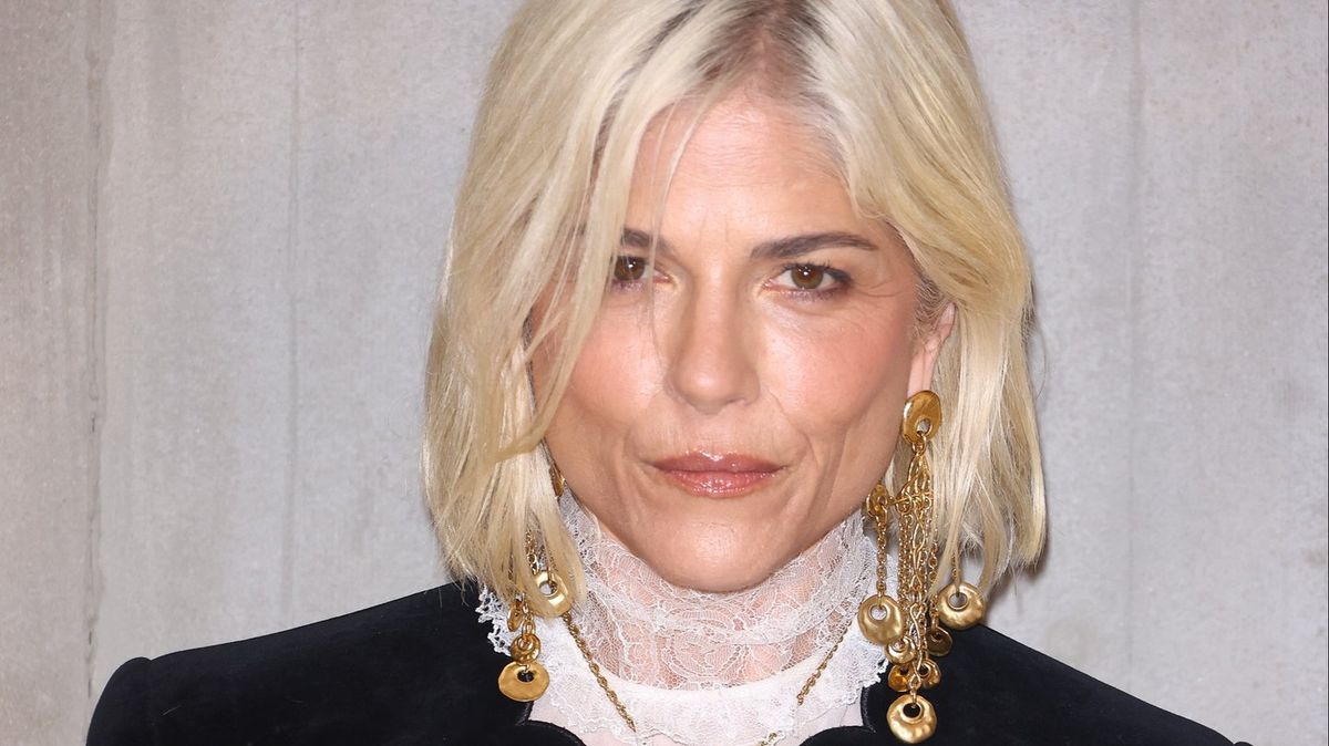 Selma Blair charged with assault after JFK flight incident
