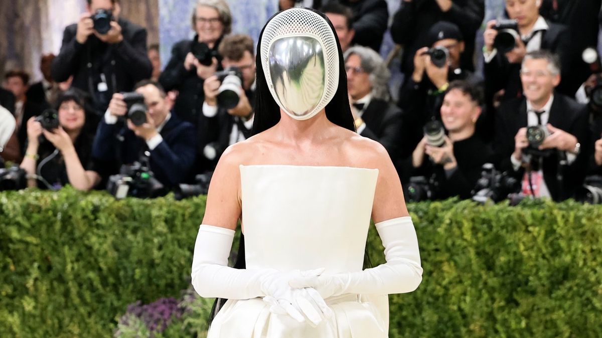 Katy Perry turns up to Met Gala in bizarre disguise leaving people seriously confused