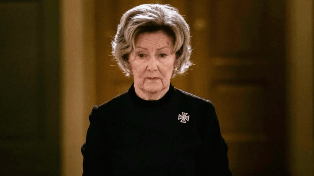 Queen Sonja's heartbreaking message for late husband King Harald as she stands next to his coffin