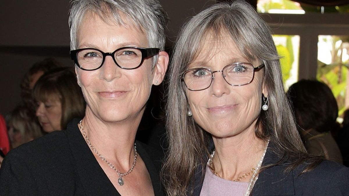 Jamie Lee Curtis shares rare photos with sister Kelly following death aged 69