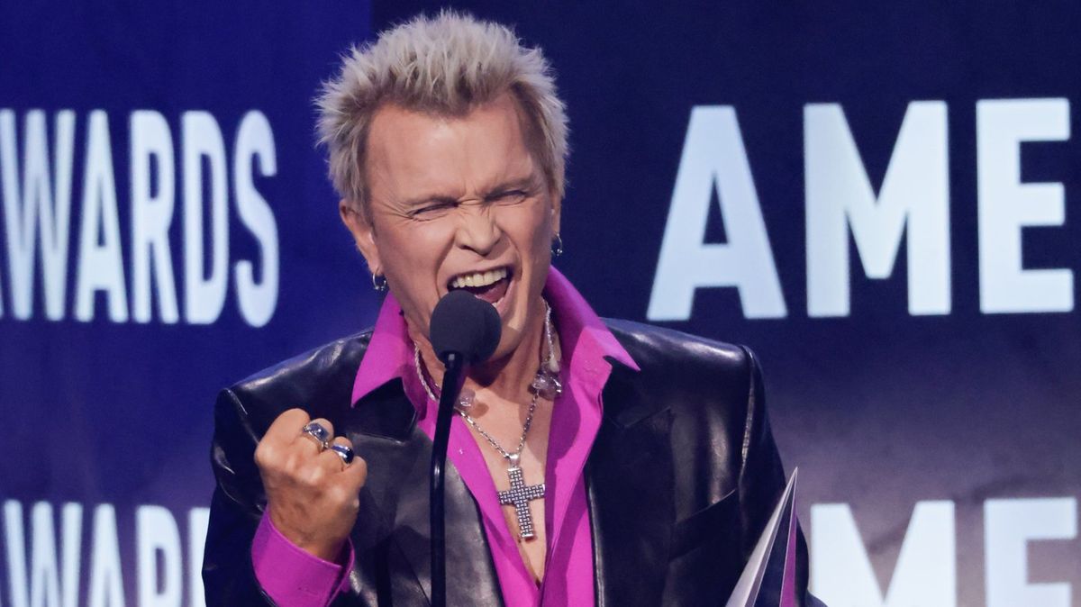 Billy Idol Wins AMAs Lifetime Achievement, Performs