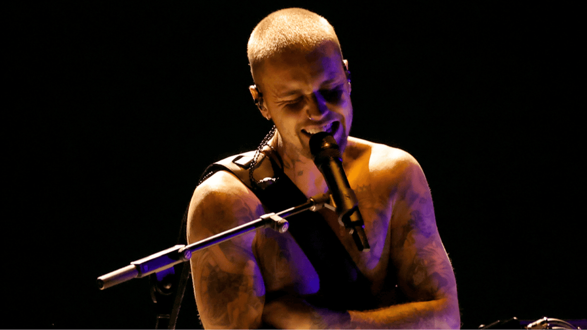 Justin Bieber performs half-naked at Grammys and leaves people ...