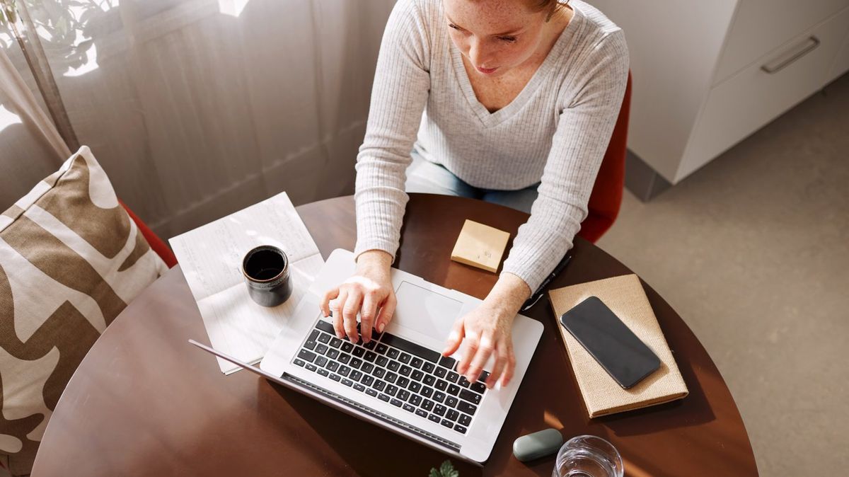 Cop fired after using sneaky trick to pretend she was working from home