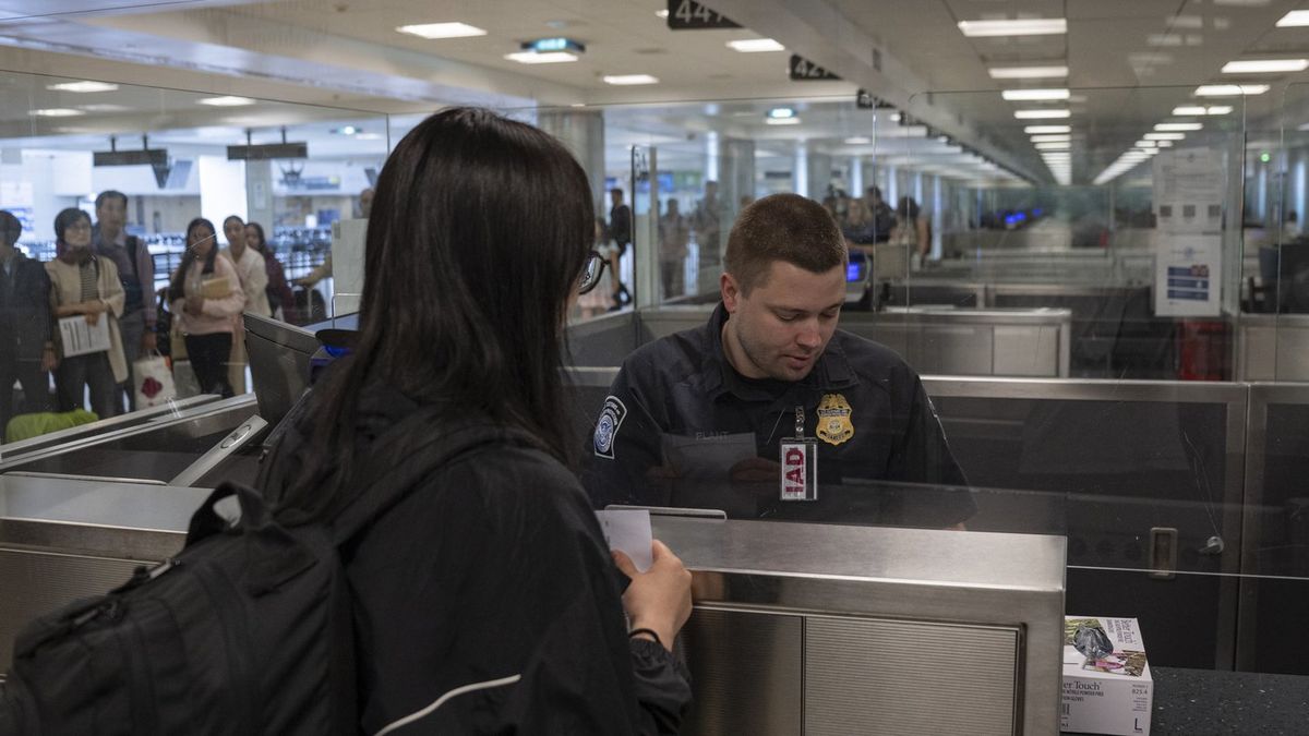 Border Check 7 countries where border control can demand to search your phone under ...