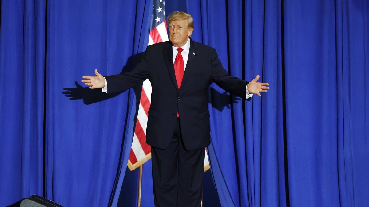 Body Language Expert Decodes The Surprising Meaning Behind Trump's 'Christ Pose' At Rally