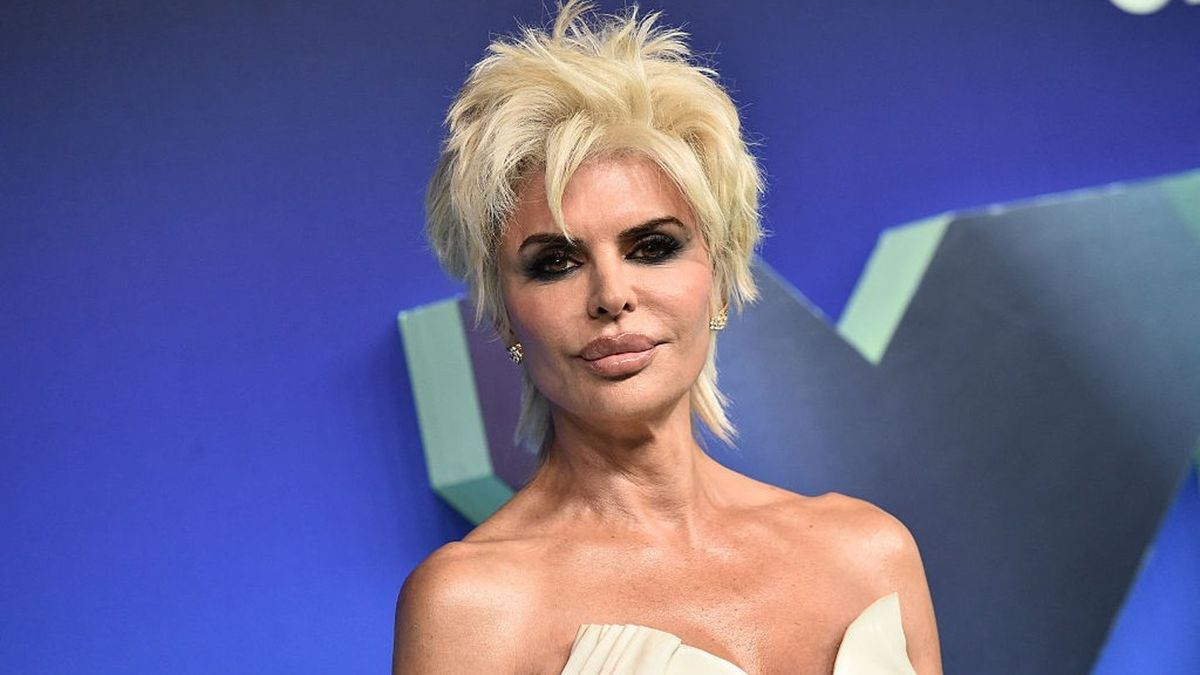 Lisa Shackleton Lisa Rinna turns heads with bold new look at 2026 VMAs and fans can't ...