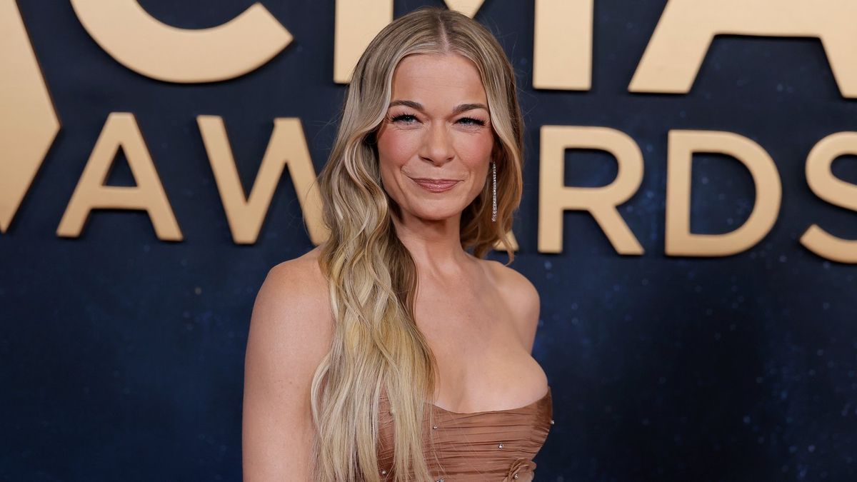 Singer LeAnn Rimes Brought to Tears as Expert Performs Deep Jaw Release in Brutal Footage