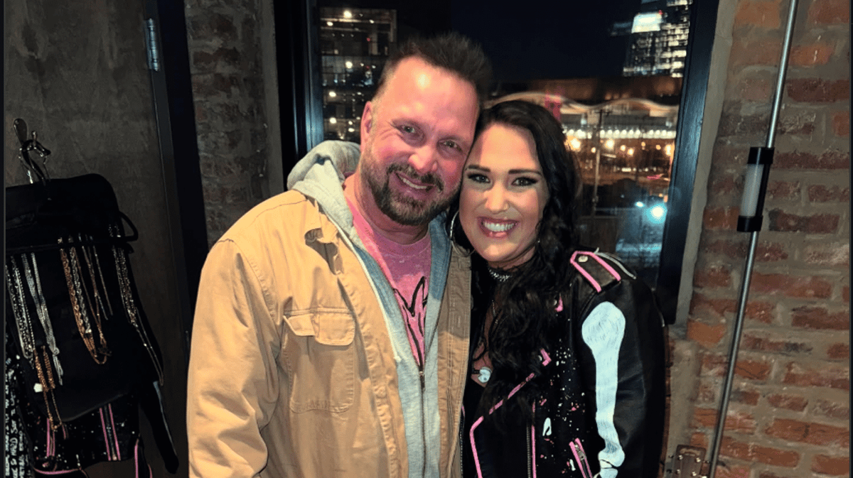 Photo: unilad.com Garth Brooks Nashville Bar Declares Dolly Day to Support Literacy Program