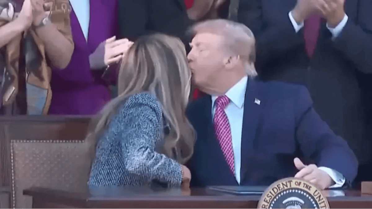 Donald Trump’s Attempt To Kiss Melania Takes An Awkward Turn As Netizens Spot What She Does At The Last Second
