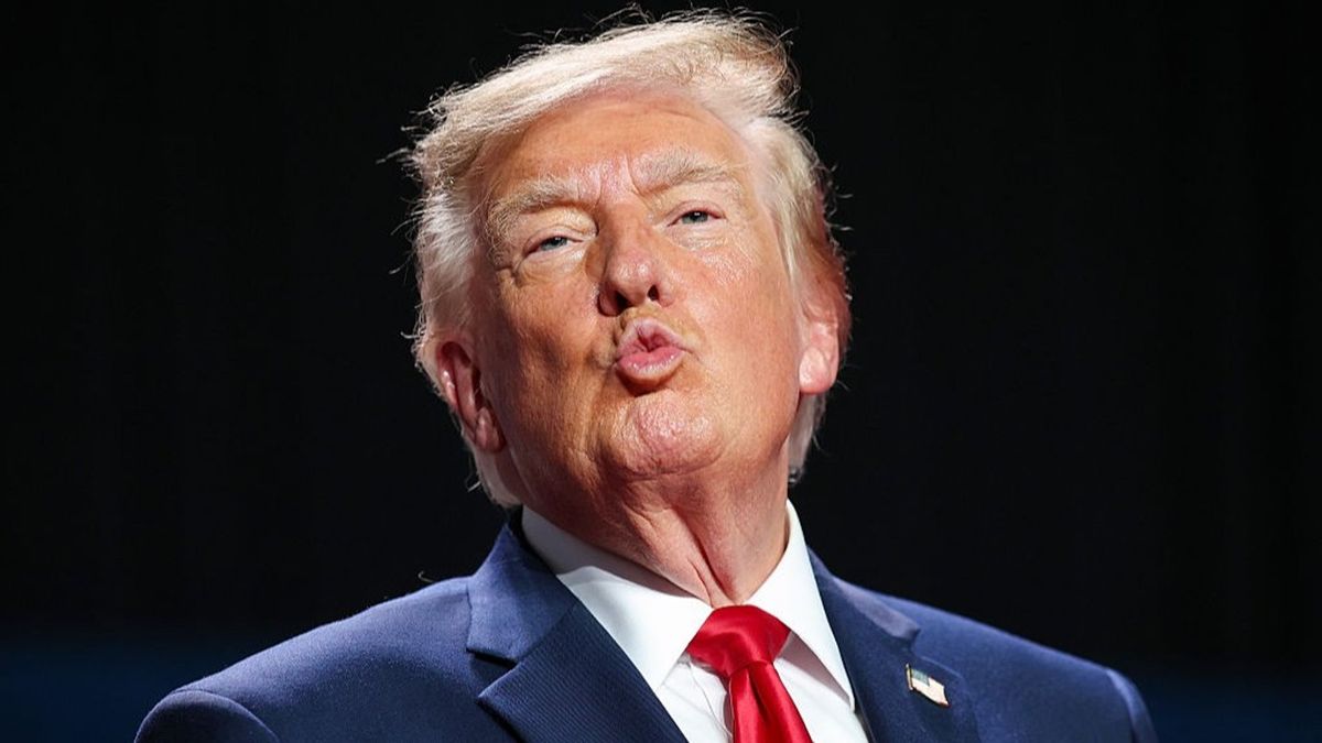 Trump makes awkward mom joke as he slams hecklers during rally