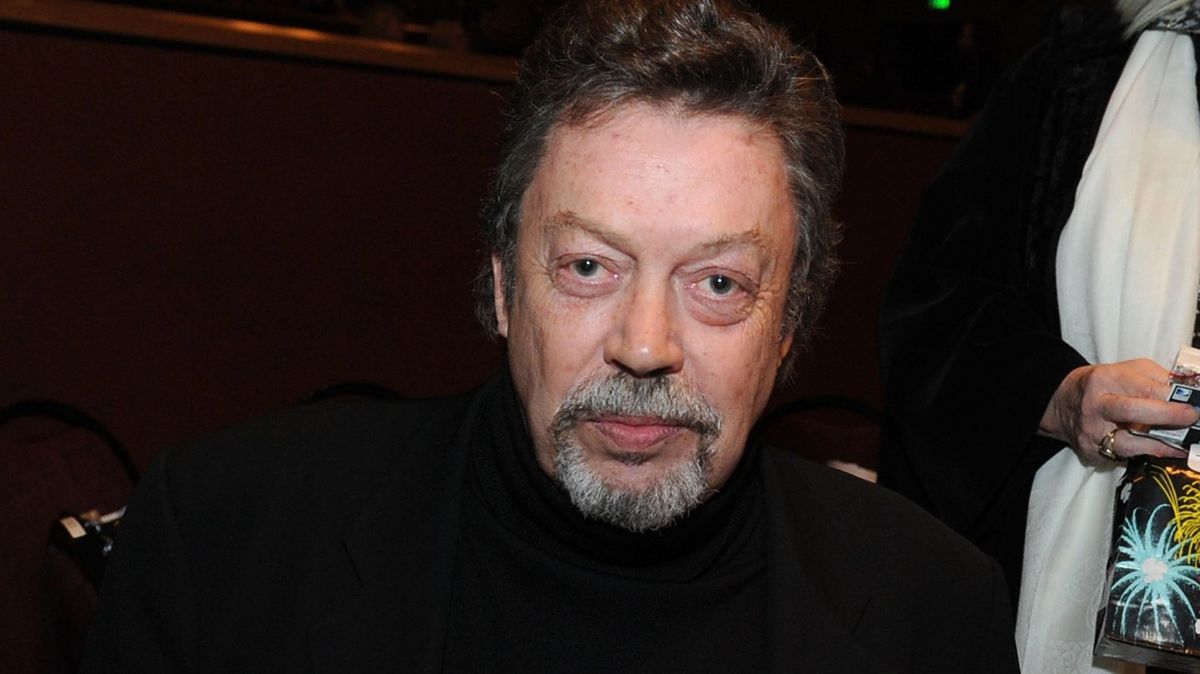 After Coronary Artery Disease Was Confirmed As Tim Curry's Cause Of Passing, Doctors Warn These Symptoms Are Easy To Miss