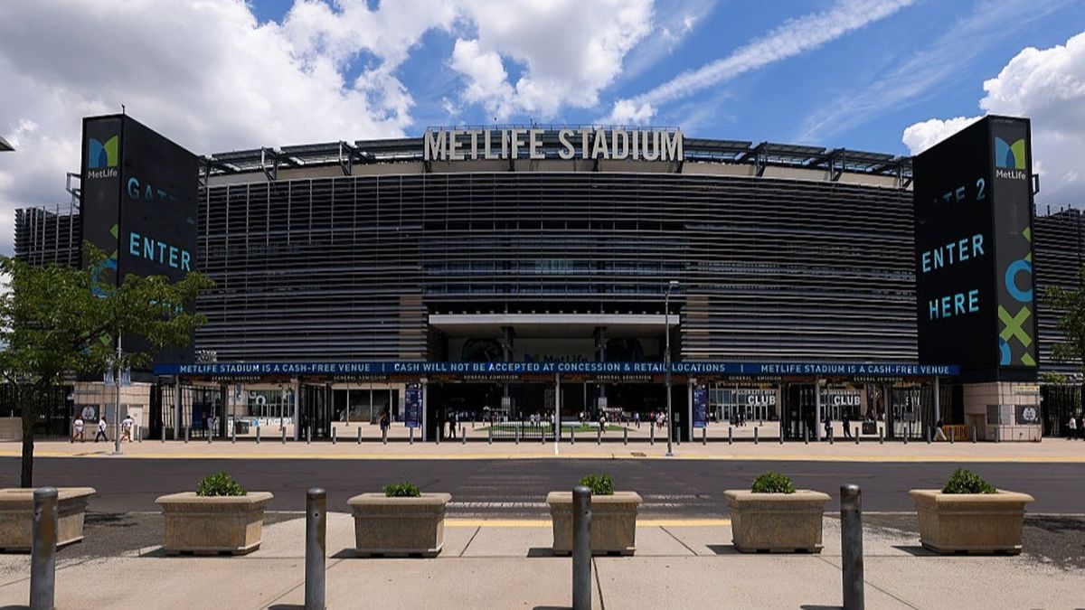 Why World Cup fans are legally banned from walking to US stadium as massive debate sparked