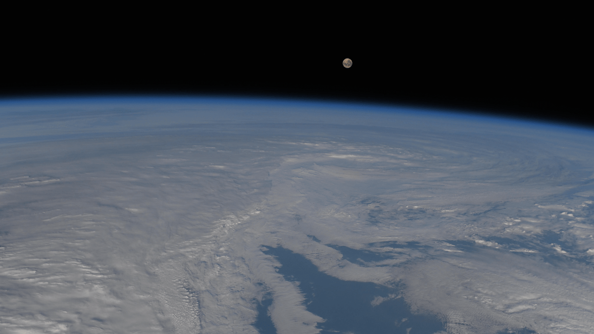 Stunning NASA images of the Moon and Earth from the ISS left astronaut ...