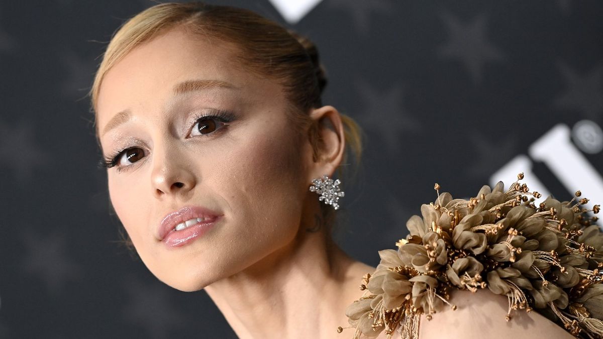 Ariana Grande breaks down in tears during emotional 4-minute speech addressing decision to step back from public life