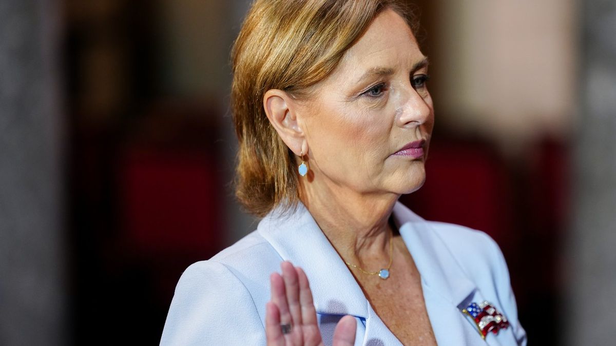 Lindsey Graham's sister delivers emotional message after being sworn into his Senate seat