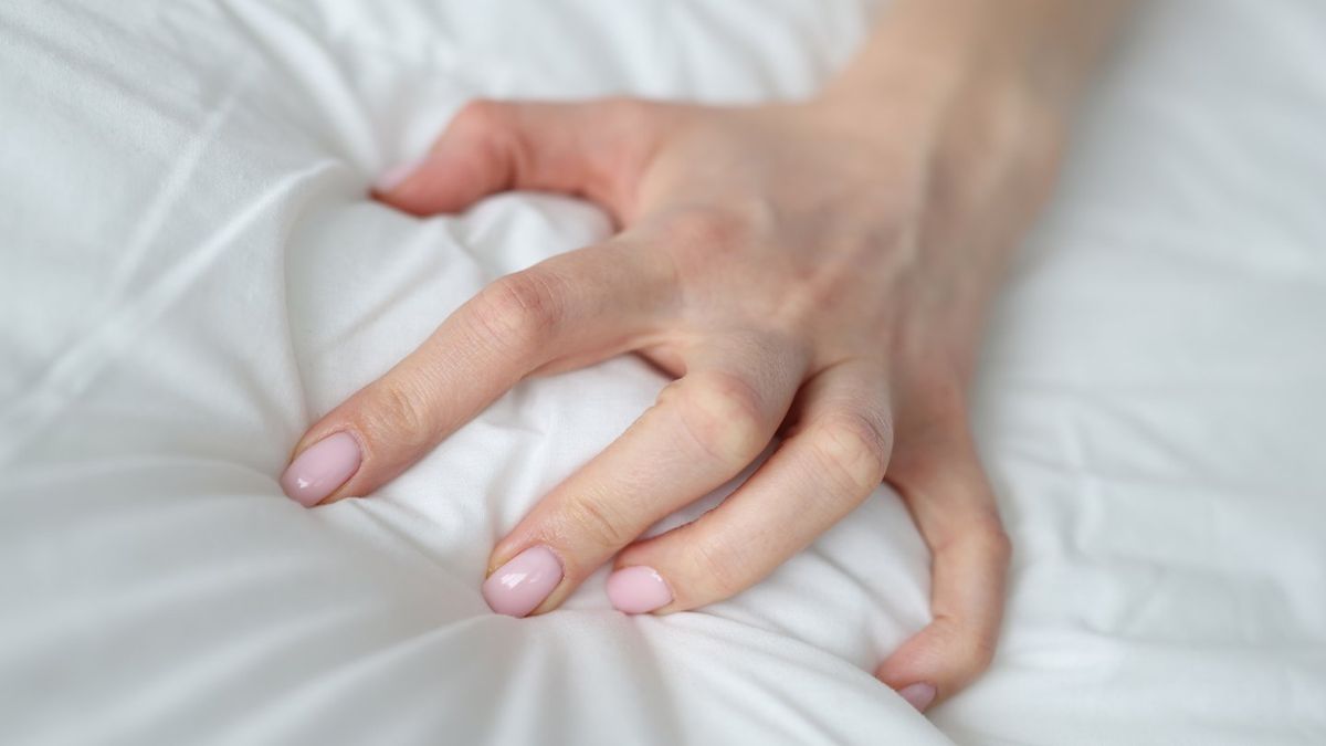 Hidden benefits of hands-free masturbation method explained by therapist