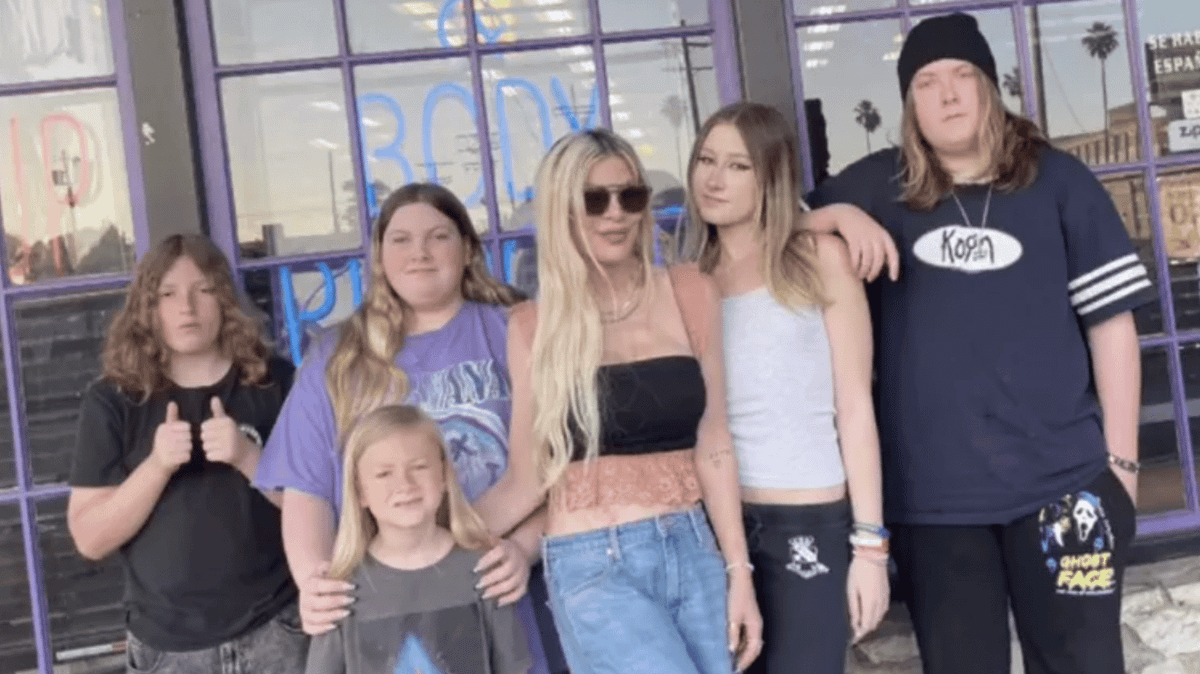 Tori Spelling and 4 of her kids taken to hospital after horror car accident