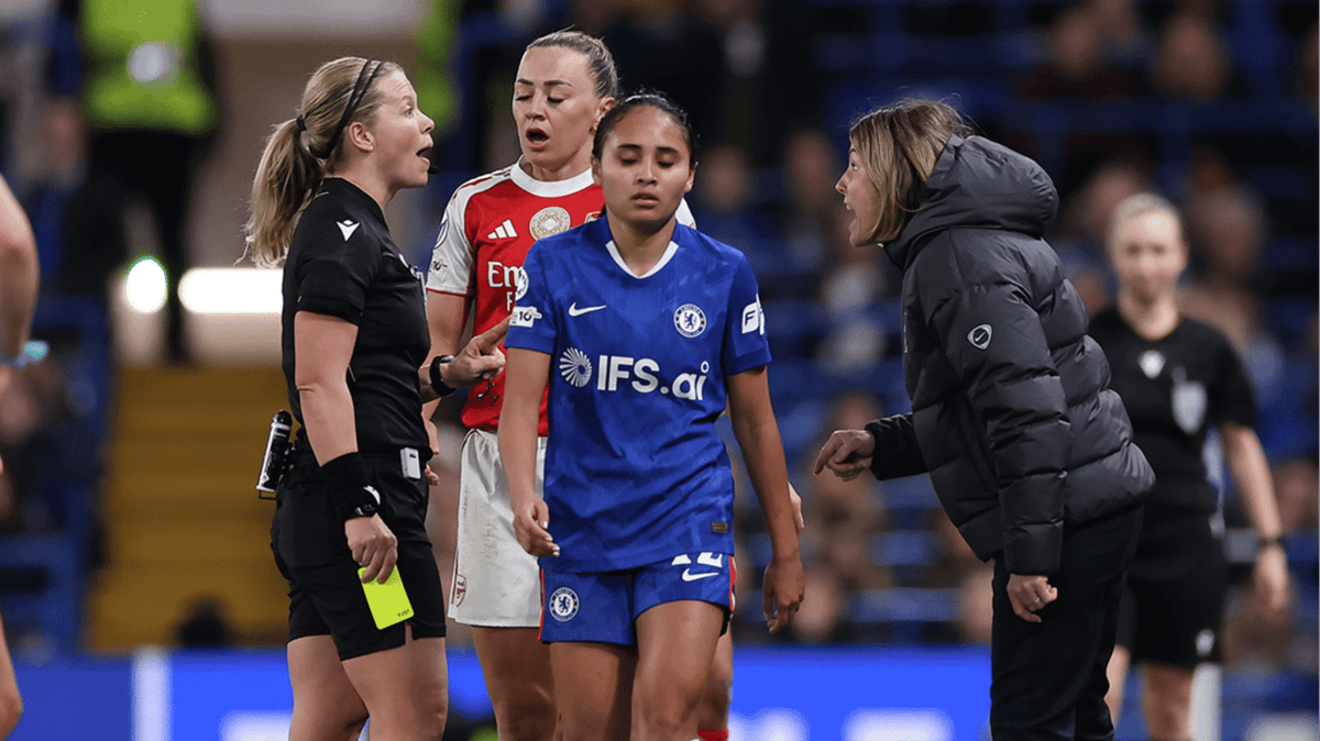 Arsenal women's star avoids red card after nasty incident which 'left ...