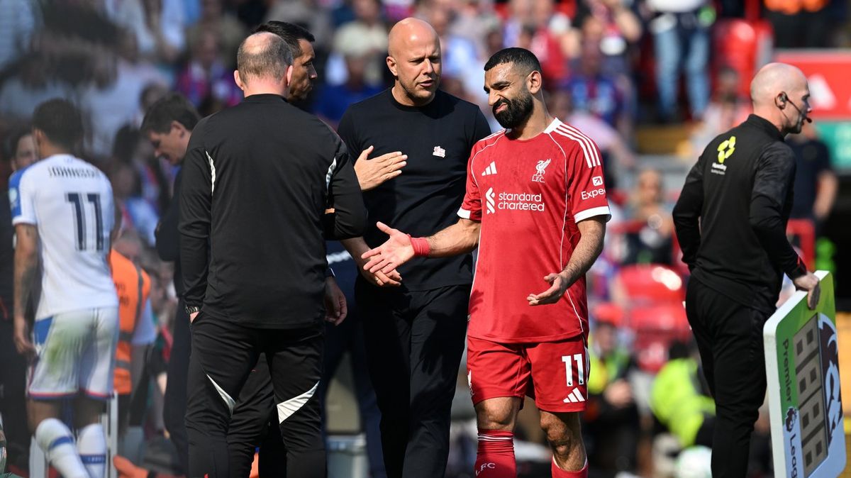 Mo Salah's worrying gesture to Arne Slot after being substituted vs Crystal Palace