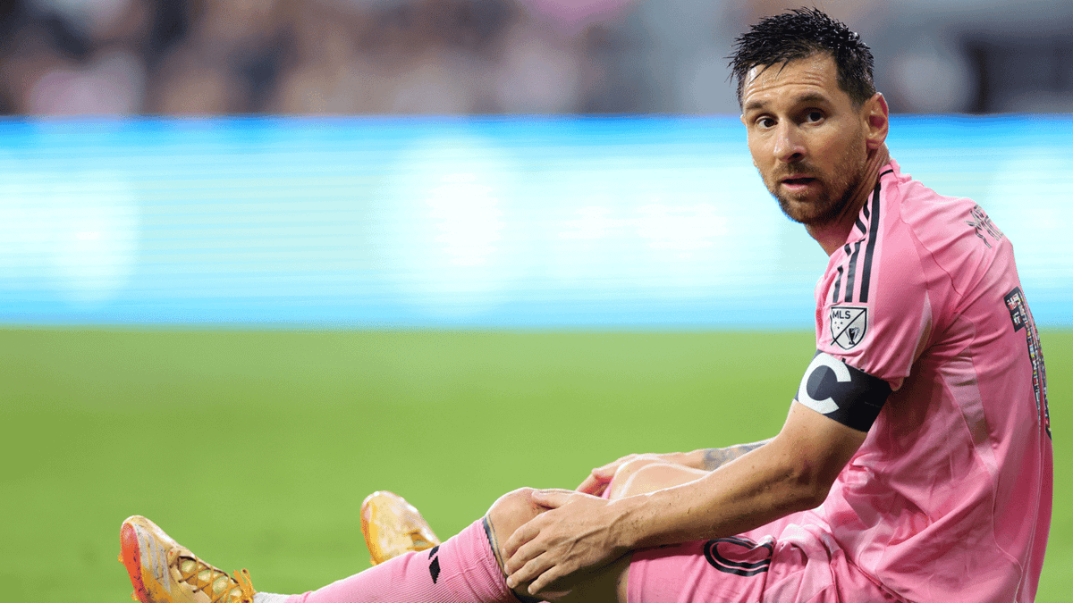Messi leaves match with leg scare before World Cup