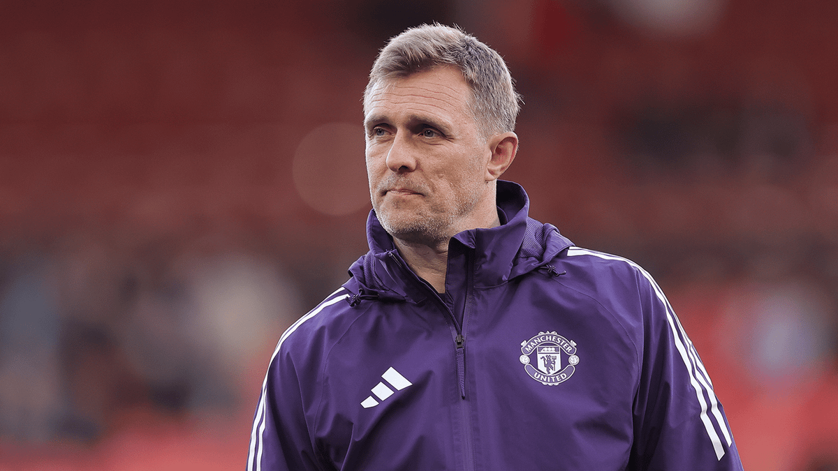 Darren Fletcher forced to put Man United fan in his place during ugly exchange after Sabah game
