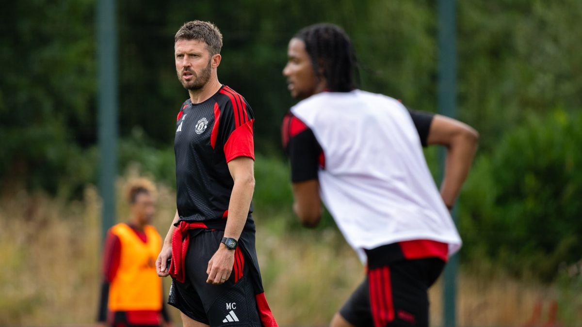 Latest update on Man Utd's midfield recruitment plan has not gone down well with supporters