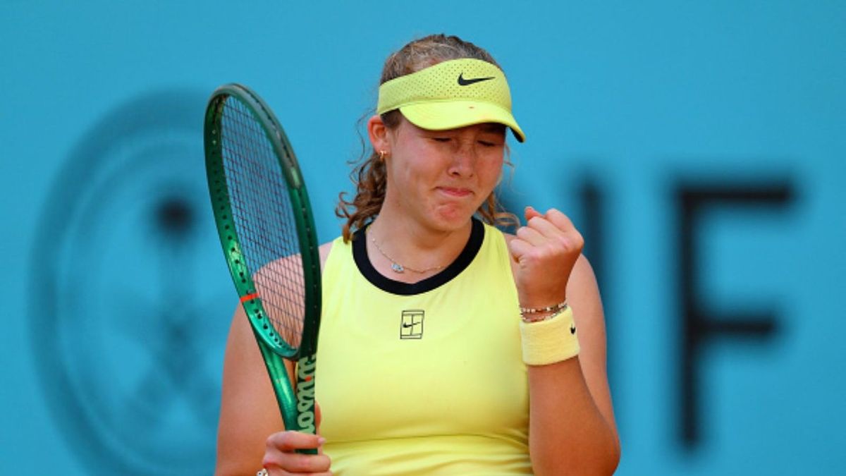 Tennis star stops game to complain about strange smell at back of court