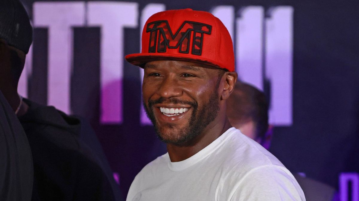 Floyd Mayweather to make professional boxing comeback in 'first-ever' bout