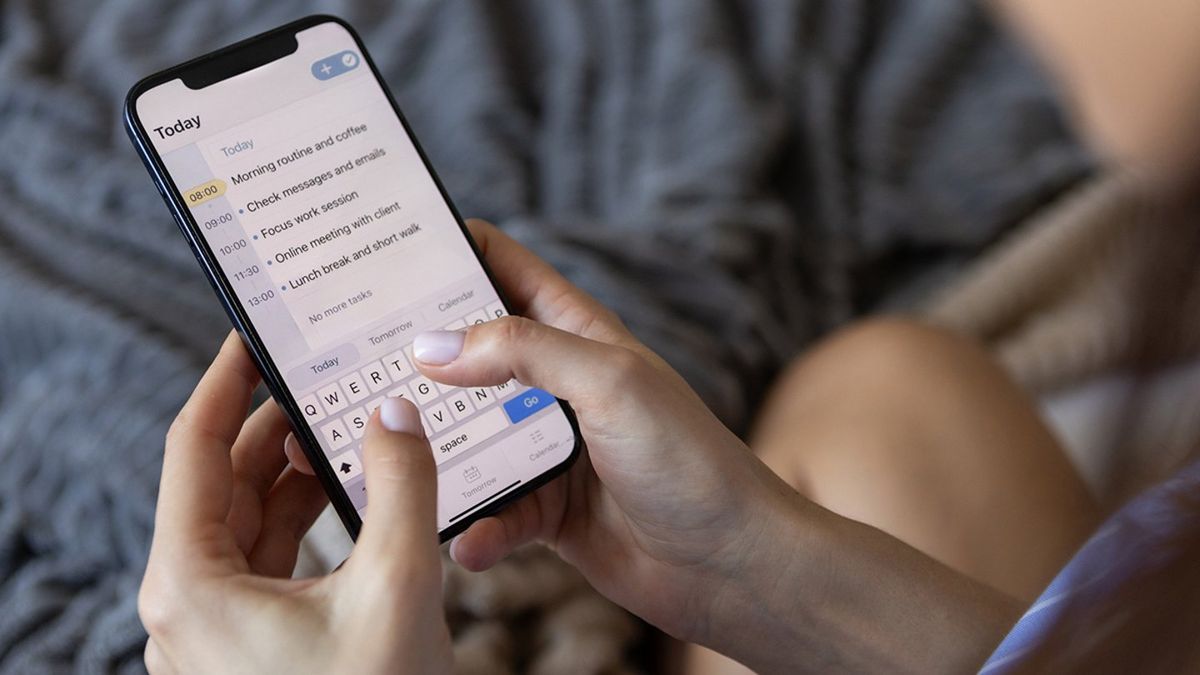iPhone users beg Tim Cook for urgent fix to infuriating texting issue