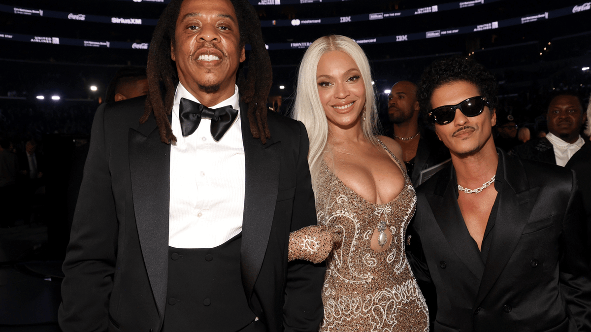 Jay Z changes lyric of song while performing with Beyonce in