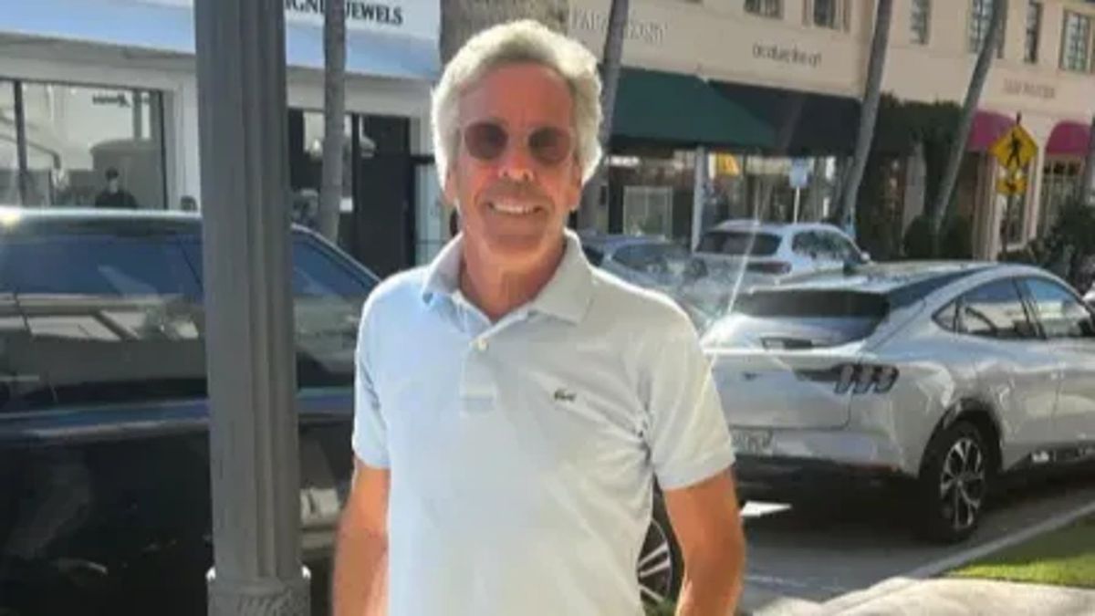 Man who looks 'just like Jeffrey Epstein' forced to speak out