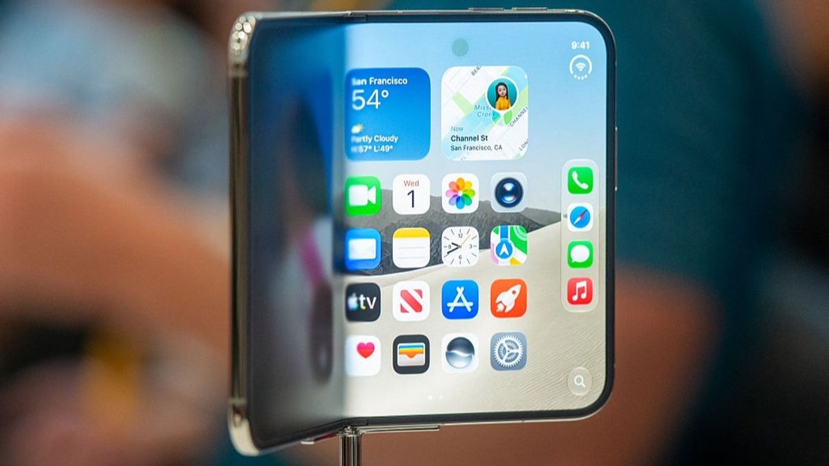 Samsung has absolutely gone in on rival Apple after unveiling foldable iPhone Du...