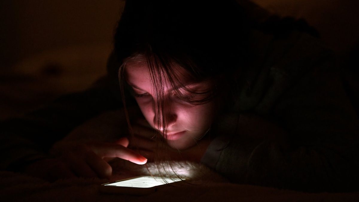 Teenagers to face overnight social media curfew and infinite scroll restrictions