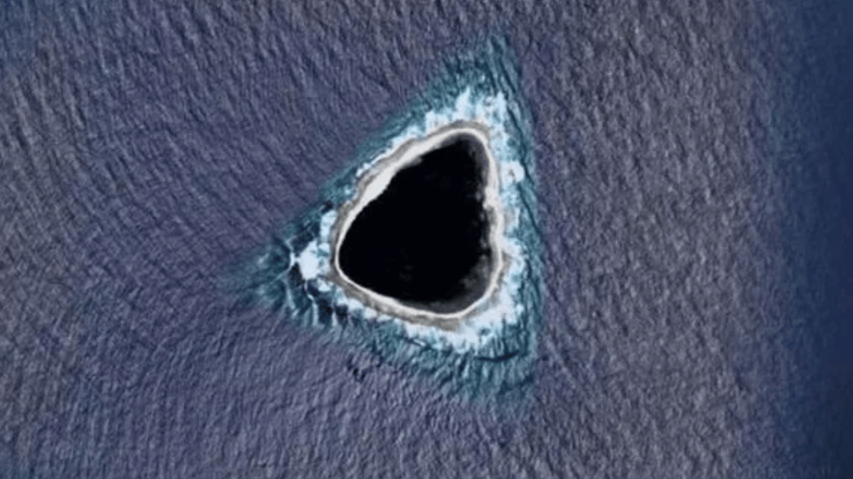Diver explored what mysterious 'black hole' discovered in middle of ...