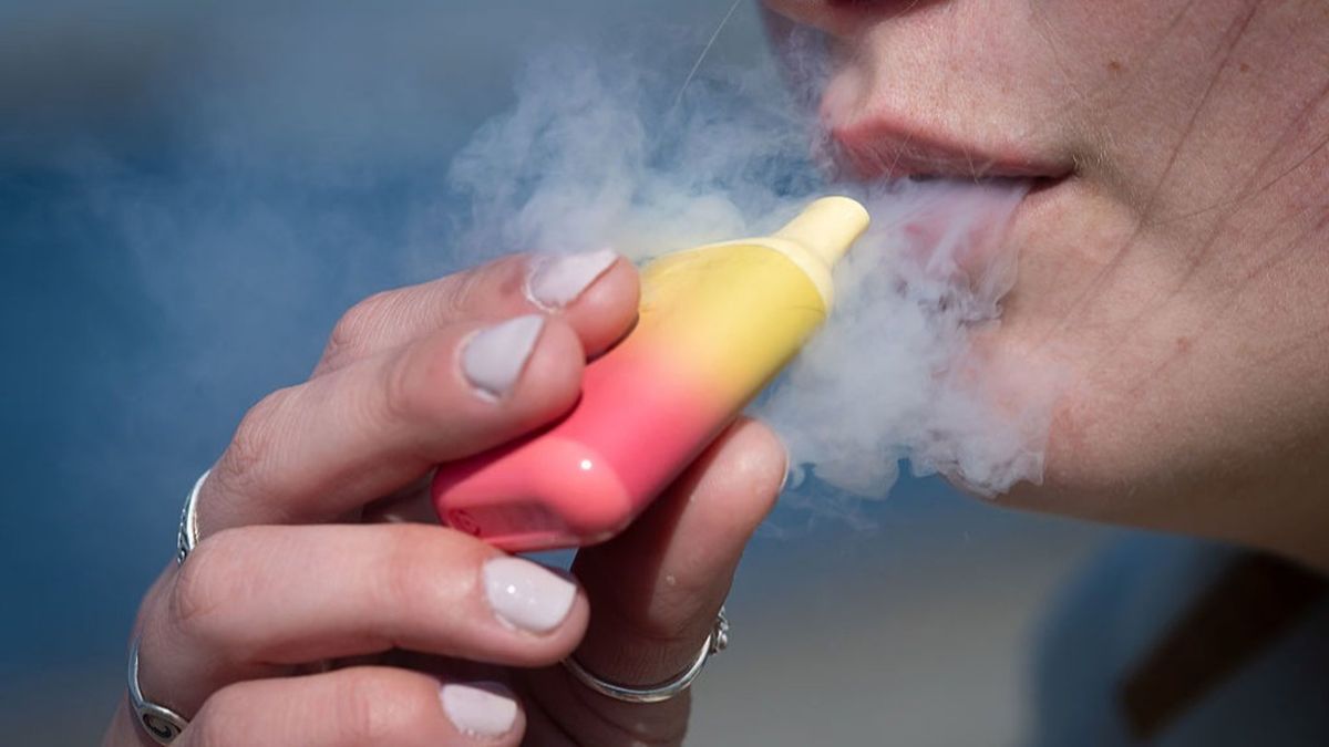 Warning issued specifically to vapers as new Covid strains 'Stratus' and  'Nimbus' surge in UK