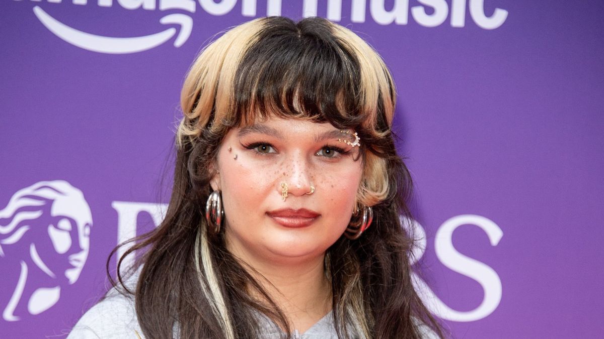British singer Lola Young speaks out after collapsing on stage in ...