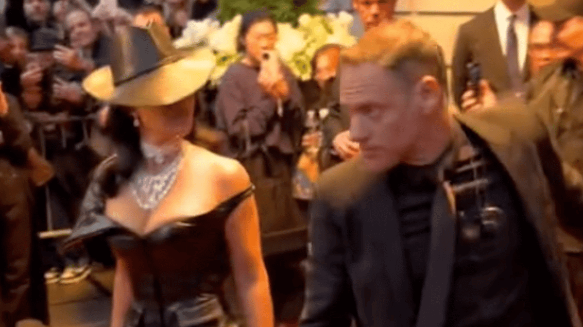 Kim Kardashian furious with security guard after he steps on dress at ...