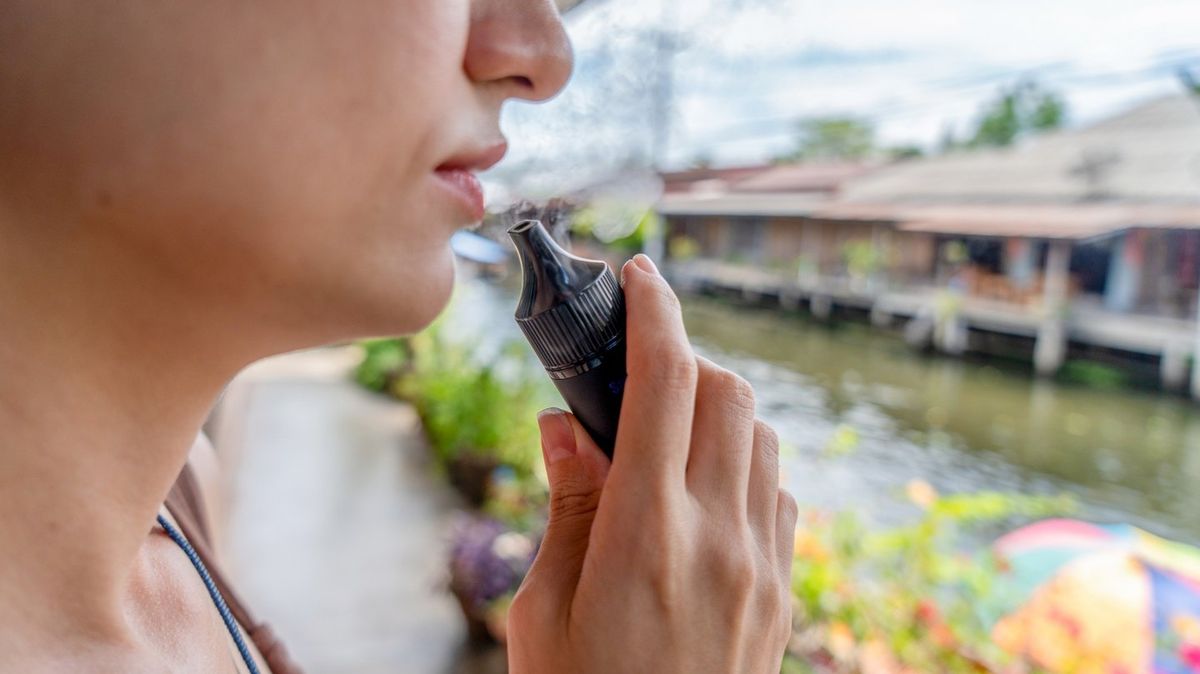 Expert warning over vaping side effects that 'can't be ignored'