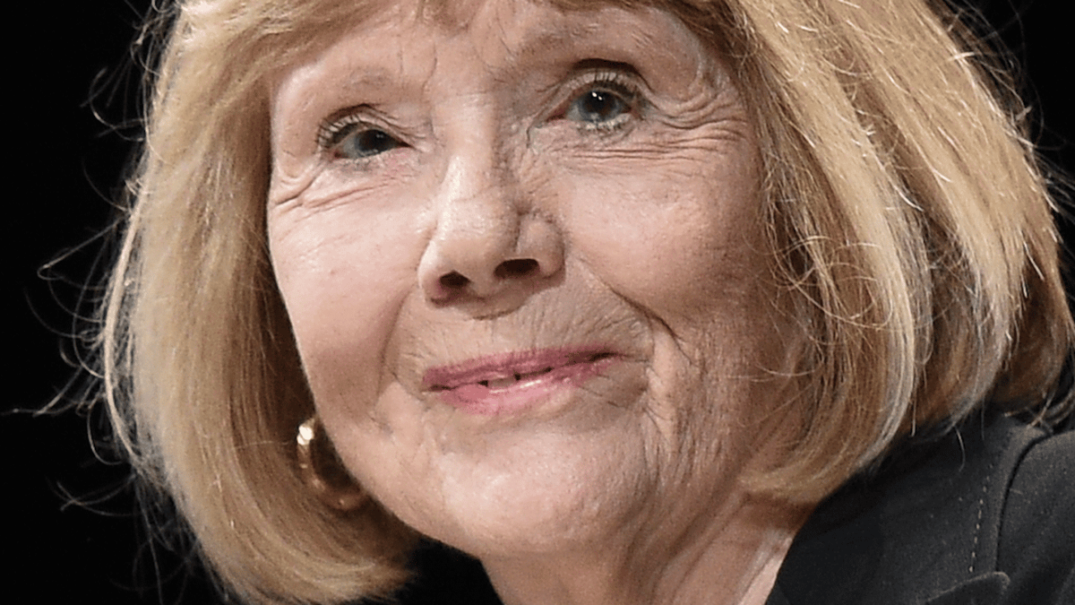 Actress says she eats a grain of her mother's ashes before going on stage
