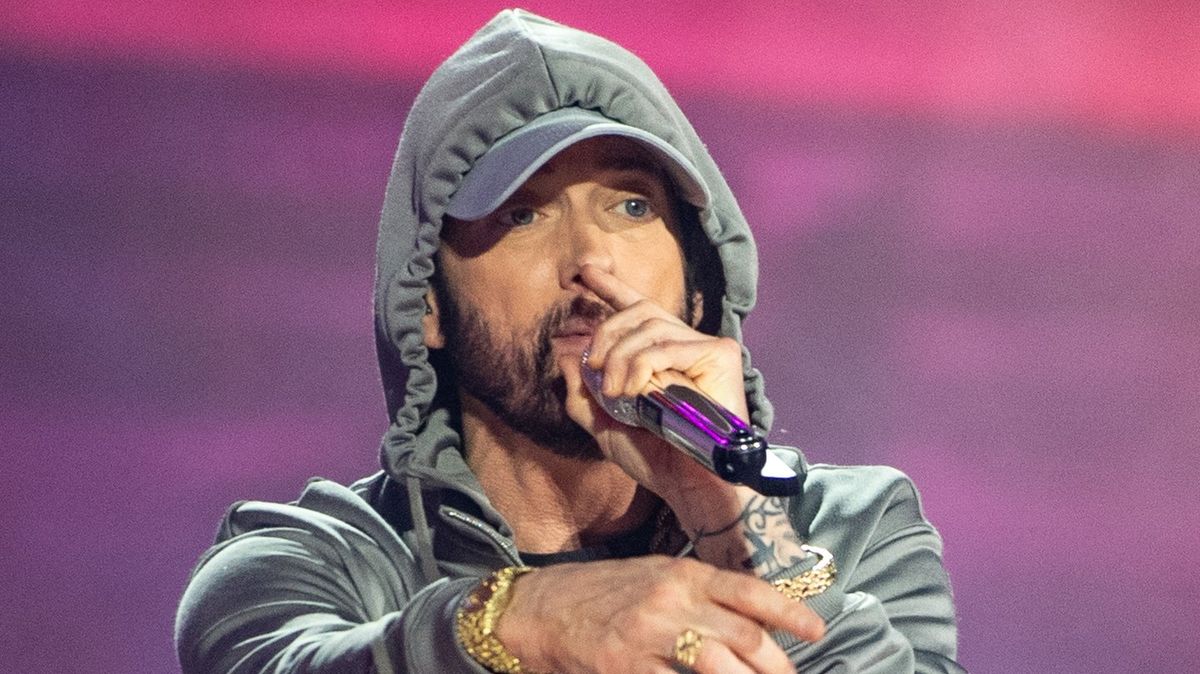 Eminem no longer performs hit song that he apologised for writing