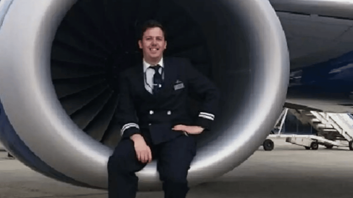 Snorting Fly All text messages sent by pilot sacked for snorting cocaine off woman's ...