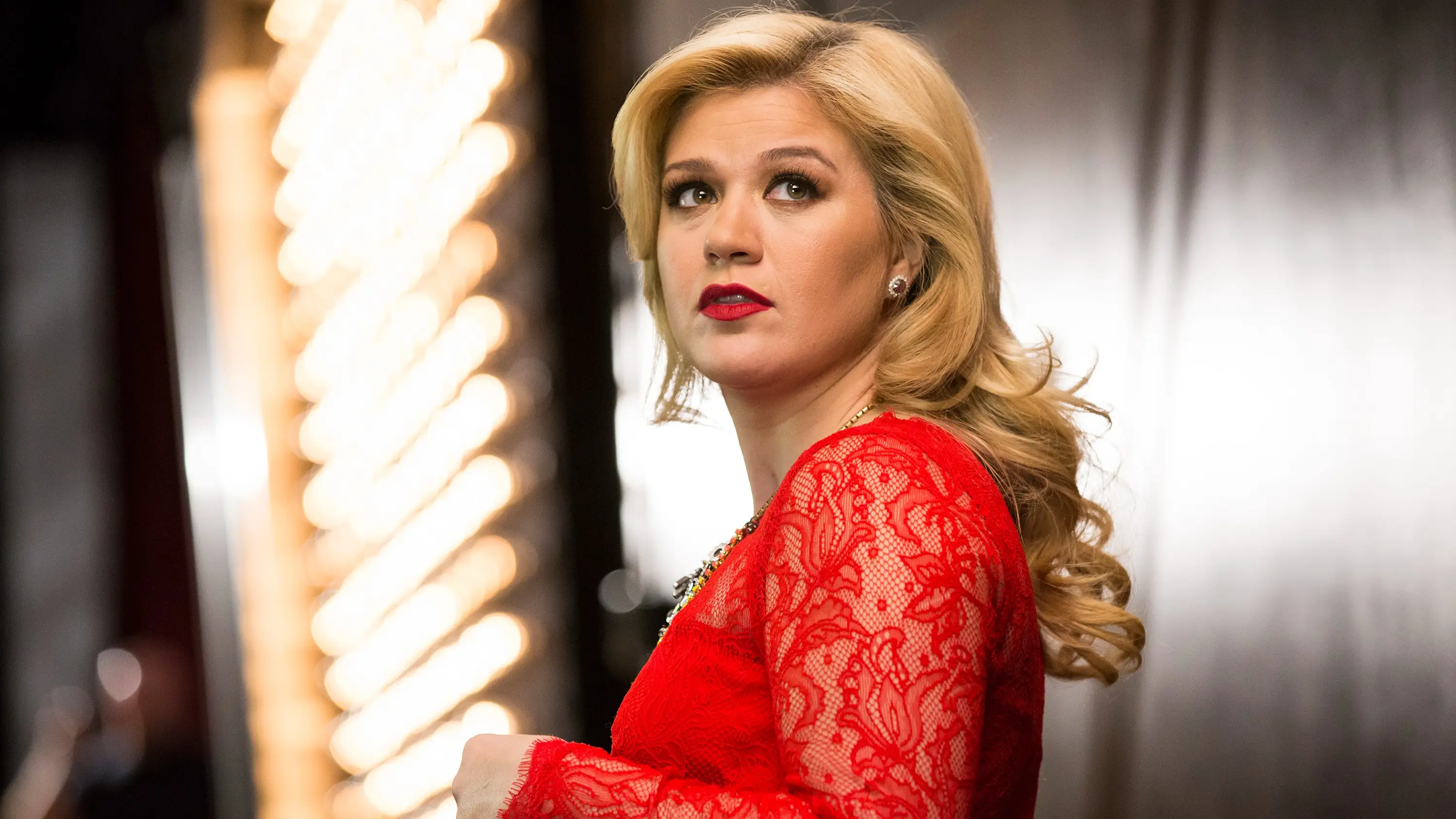Kelly Clarkson pictured in coverage of the body-language analysis of her Brooklyn store visit