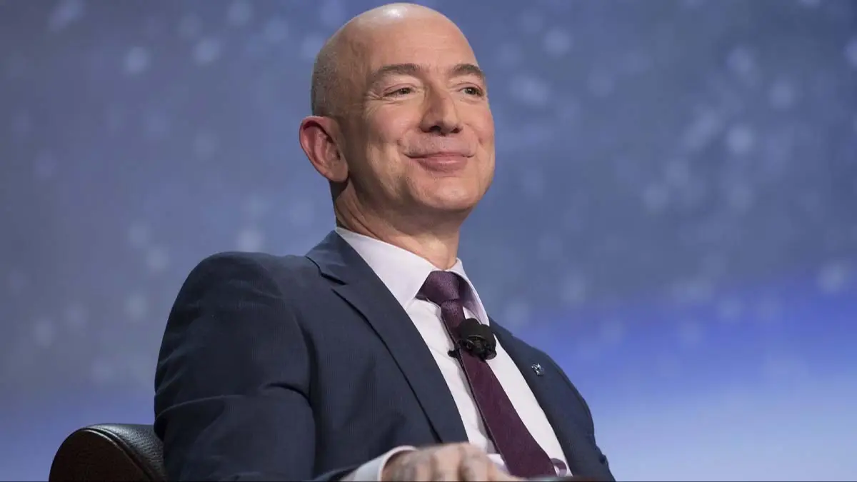 unilad.com - Niamh Shackleton - Jeff Bezos joins Elon Musk in fueling Kessler syndrome fears with proposal to launch 51,600 satellites
