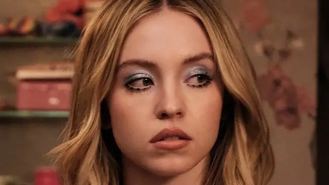 Sydney Sweeney explains why she films without clothes as Cassie in Euphoria Sydney Sweeney explains why she films without clothes as Cassie in Euphoria