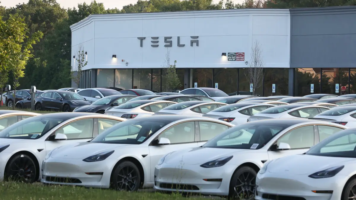 ladbible.com - Brenna Cooper - Tesla fining customers up to $50,000 for selling their cars