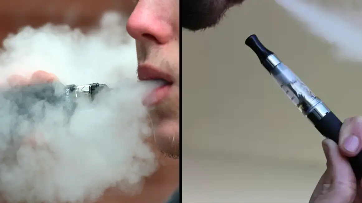 elfbar nachfüll pod läuft aus Young man gamer inhaling of a vapor with electronic cigarette.Vape flavor  liquid chemicals.Use of e-cigarettes in the home.Smoking and vaping  negative Stock Photo