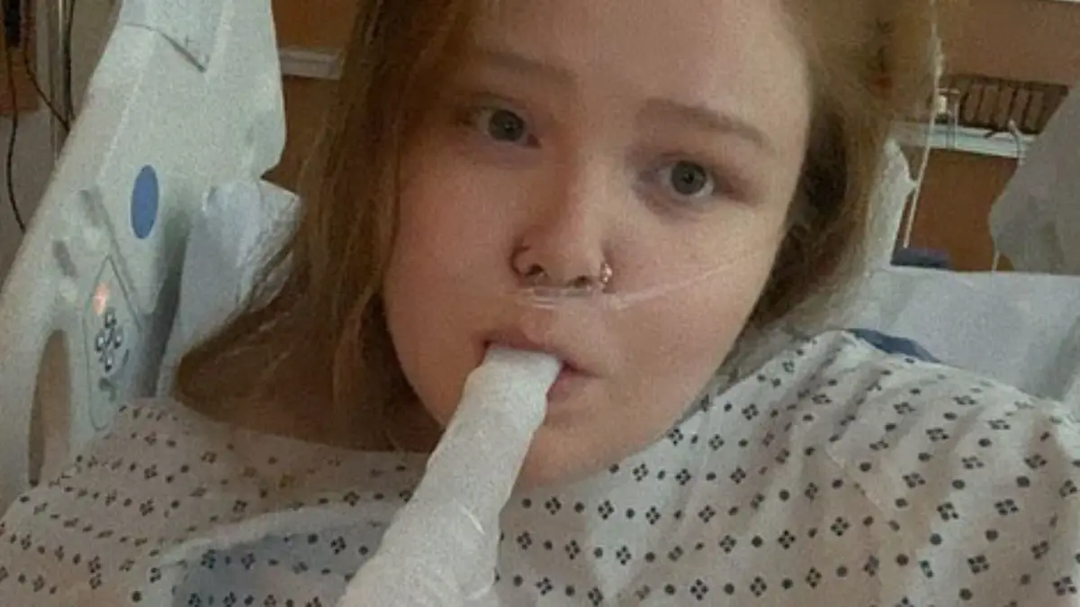 Woman who swapped cigarettes for vapes to be 'healthier' almost died from  side effect