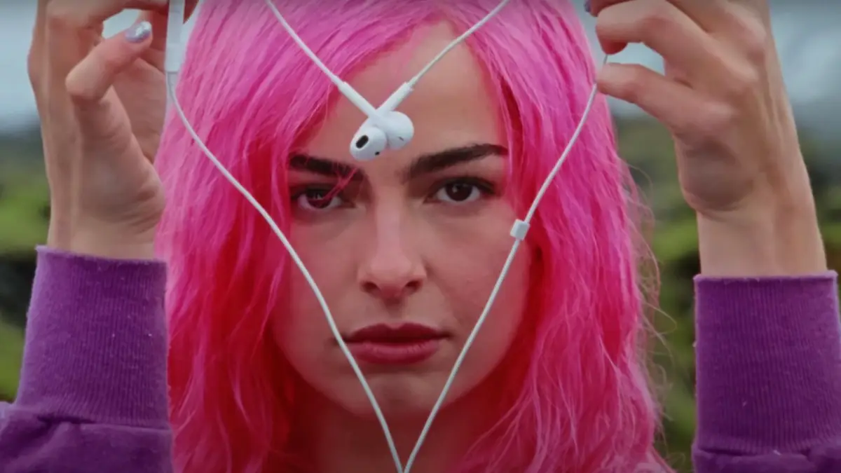 A Basically College-Level Analysis Of Addison Rae's Magnum Opus,  “Headphones On”